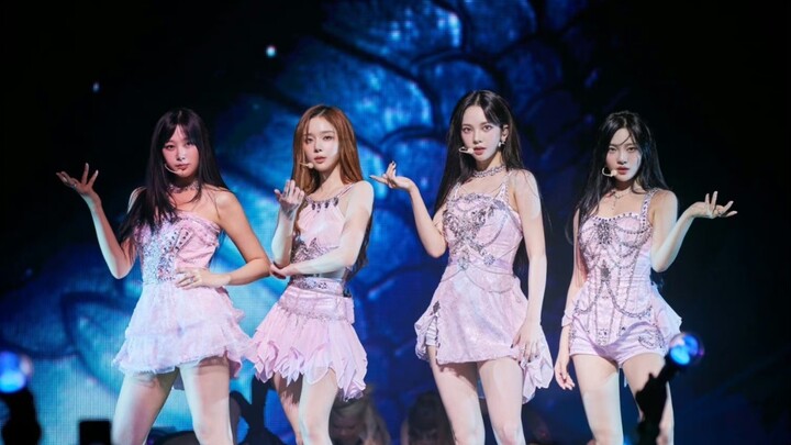 Bạn cứ nghĩ cô ấy mở mic thì thiếu một người, nhưng nào biết rằng khi cô ấy biểu diễn concert, mở mi