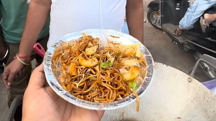That arrogant fried-noodle guy stole 50 rupees from me.