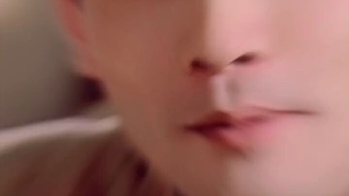 At 60, he still exudes an elegant and refined aura. In his youth, with thick eyebrows and big eyes, 