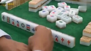 打麻将摸到牌王十八罗汉，因为想娶赌神女儿只能弃胡了结果还赚了