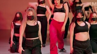 Lagu baru Hwasa Mamamoo, "I'm ab*tch", menampilkan koreografi orisinal! Lia Kim dan Dabin dari 1M Da
