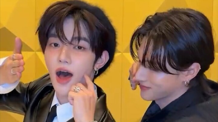 章昊 X ATEEZ 郑友荣 Ice On My Teeth。宝贝你怎么让人戳你脸颊肉，好可爱啊！这个皮衣还有个短披风吗真是萌翻了！