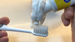 女朋友送的挤牙膏神器 说些样刷牙更有意思…