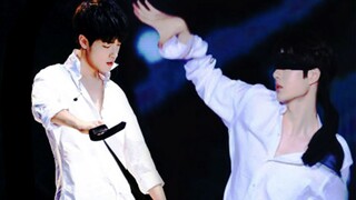 穿白衬衣顶胯扭腰就是要命！！