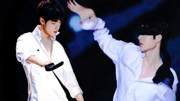 Mengenakan kemeja putih sambil mengangkat pinggul dan memutar pinggang sungguh mematikan!!