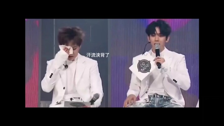 EXO. Đội hình lỏng lẻo đến mức bạn chưa từng thấy, Suho – tôi đã dẫn dắt bọn mình suốt 11 năm rồi đấ