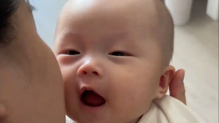 ลูกน้อยอยากให้แม่จุ๊บ ดีใจจนหยุดยิ้มไม่ได้เลย!