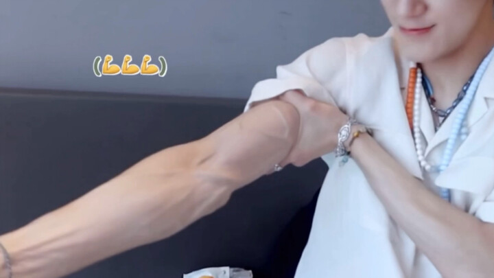 Help! I’m literally dying on the spot... Lee Je-no’s muscles and veins... are just too hot...