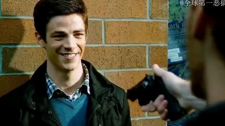 The Flash lần đầu tiên gặp vụ cướp, vui mừng hết nấc!