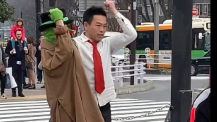 هذا هو ما يُعرف بلعبة اليد اليسرى واليمنى التي تتشاجر مع بعضها البعض