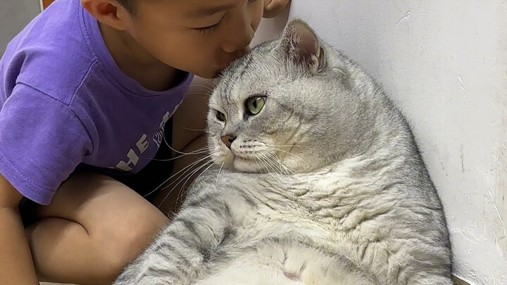 น้องชายโผล่มาจู่ๆ ก็หอมต้าจ้วง