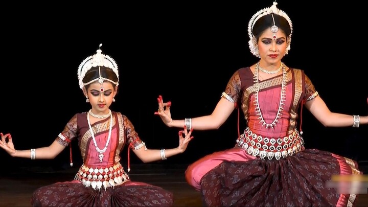 [Tarian Odissi India] Tarian pembebasan yang dilakukan oleh dua penari yang melantunkan nama Narayan