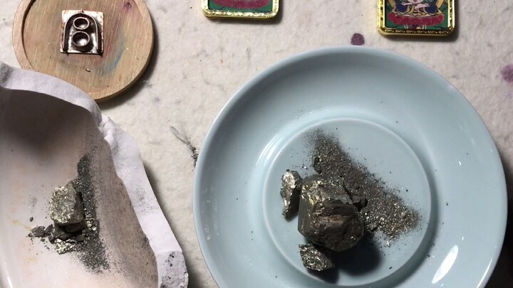 จิตรกรรมจีนแบบกงปี่ สีเข้ม – สีแร่ “ฝอซู่จิน”