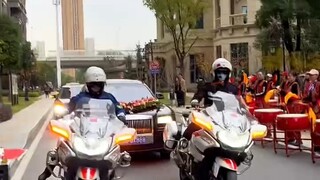 لم آخذ الظرف الأحمر، لكنني لم أتركه.