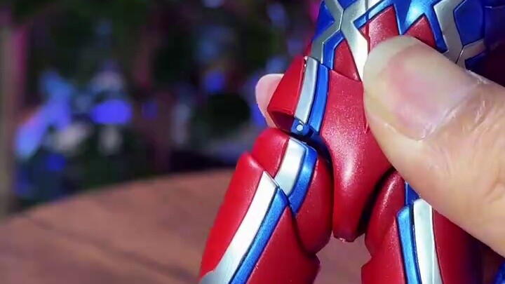 This is the first time I’ve noticed how good-looking Ultraman Zero is from a toy!