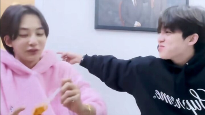 “Bạn khá giàu nhỉ!” “Chỉ riêng máy lọc nước thôi mà bạn đã có đến hai cái!”