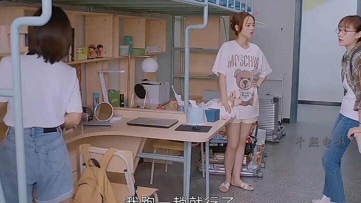 زميلتي في السكن الجامعي فتاة جميلة وثرية، واستطاعت أن تبادل قلماً بسيارتها!