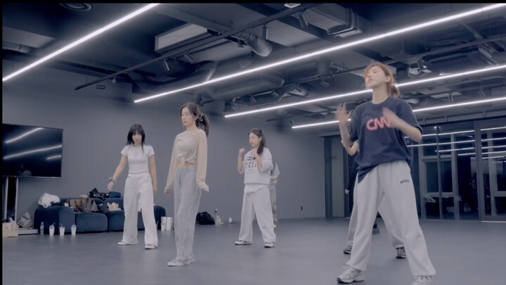 【裴柱现练习室】屡次试图和相机互动，但每次都被老师抓包的皮皮裴，这小子现在体力是真好啊，其他人都在想办法休息。这小子还想着跟相机互动