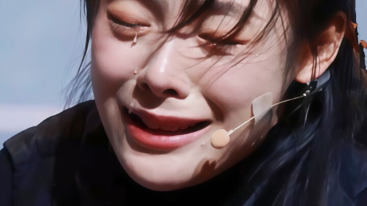 Waduh, gimana sih dia bisa ngelepasin enam butir air mata sekaligus! Tanpa kostum dan properti apapu