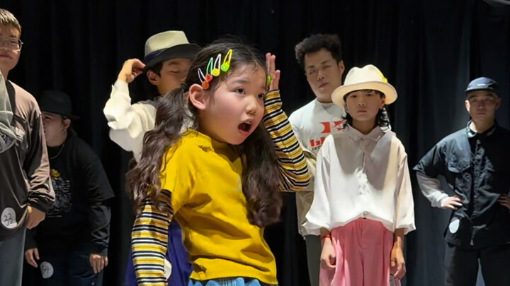 หนูน้อยน่ารักวัย 7 ขวบเข้าร่วมการแข่งขันป็อปปิ้งแบบไม่จำกัดอายุ บรรยากาศสดๆ กลางทะเล