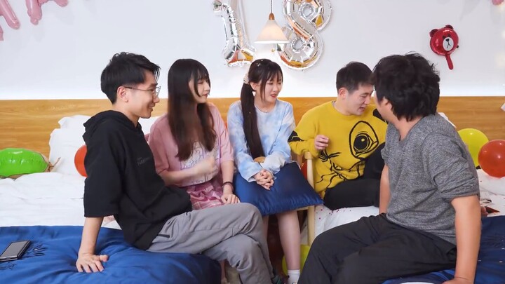 Playing board games with Daruirui in the deep mountains and old forests, Chen Yang and her husband w