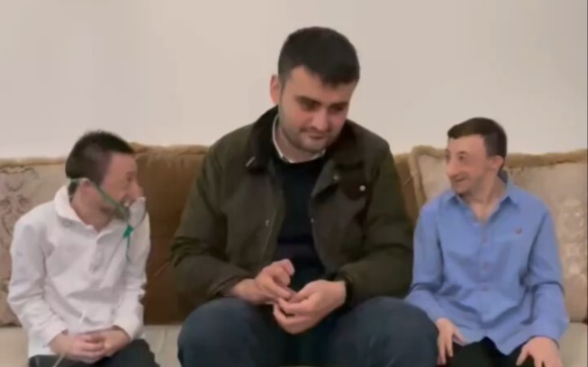 Big-Headed Dad and Little-Headed Son