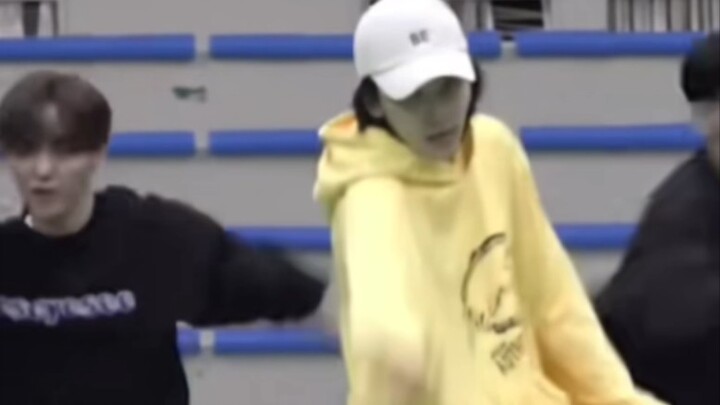 Tôi thực sự thích xem Yoon Jeonghan nhảy những điệu nhảy mạnh mẽ như thế này, càng mạnh càng đã mắt!