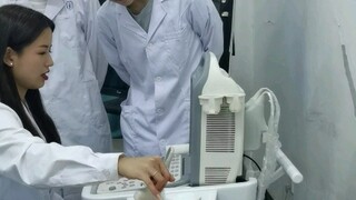 Gadis kecil ini pada dasarnya menyukai kecantikan, tetapi sebagai tenaga medis, ia harus melepaskan 