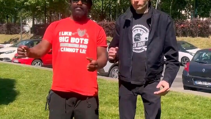 Ini dia ahlinya! Penampilan jalanan dari master tari mekanik Rusia, robot berkata: Apa ini memparodi