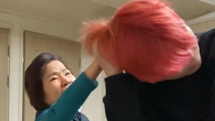 หลังจากโดนน้องสาวสายฮาย้อมผมเป็นสีชมพู กลับบ้านมาก็ถูกแม่ด่าเละ!