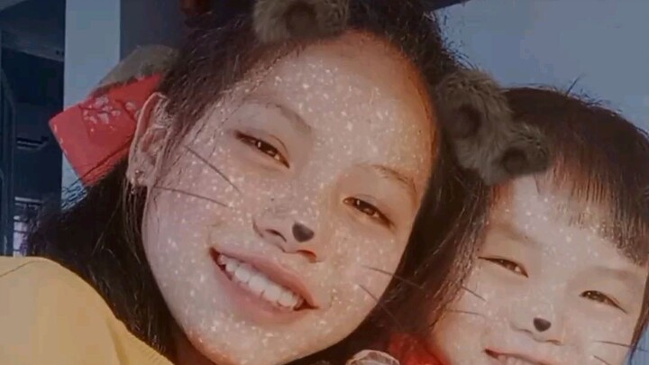 2 chị em nhà tui