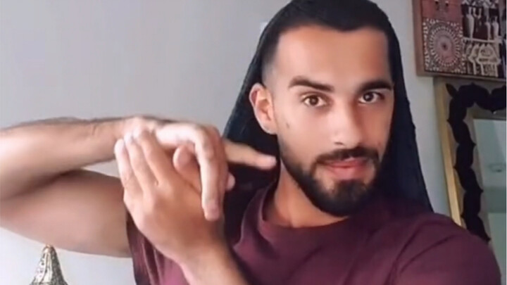 歪果小哥哥模仿印度女生跳舞