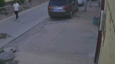 Kakek itu sambil berjalan tiba-tiba minum lagi sekali