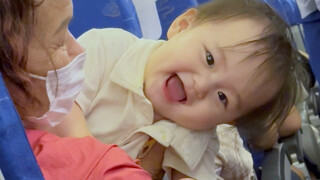 在飞机上遇到好乖还爱笑的宝宝！