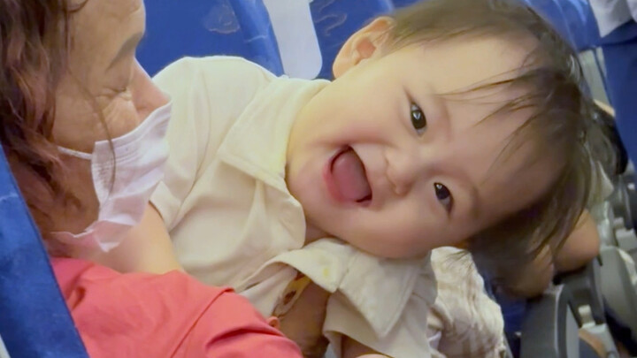 在飞机上遇到好乖还爱笑的宝宝！