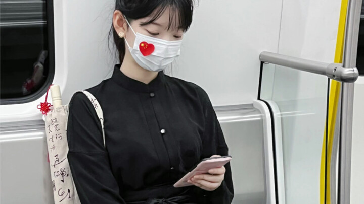 ฉันพบสาวๆ จำนวนมากที่สวมกระโปรงหน้าม้าบนรถไฟใต้ดินระหว่างวันชาติ!