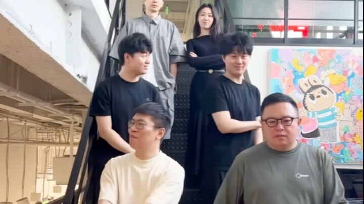 Miki đẹp quá!!! Tôi gần như vỡ tan thành từng mảnh trong tiếng nhạc nền! Hahahahahahahahaha!