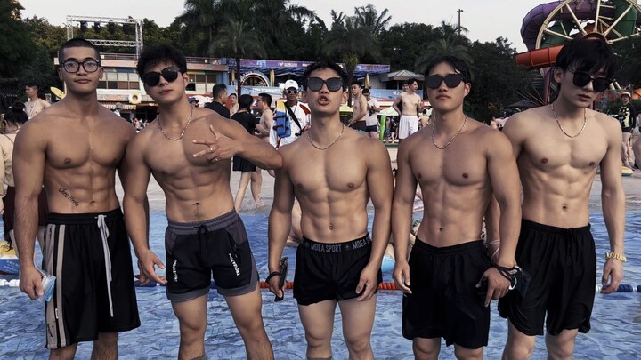 บล็อกเกอร์ฟิตเนสสุดหล่อหุ่นดี 5 คนเดินเล่นในสวนน้ำเป็นอย่างไรบ้าง?