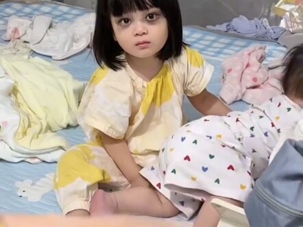 สองหนูน้อยนอนดึก