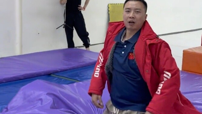 I am an experienced somersault coach! No matter what the situation, just flip!