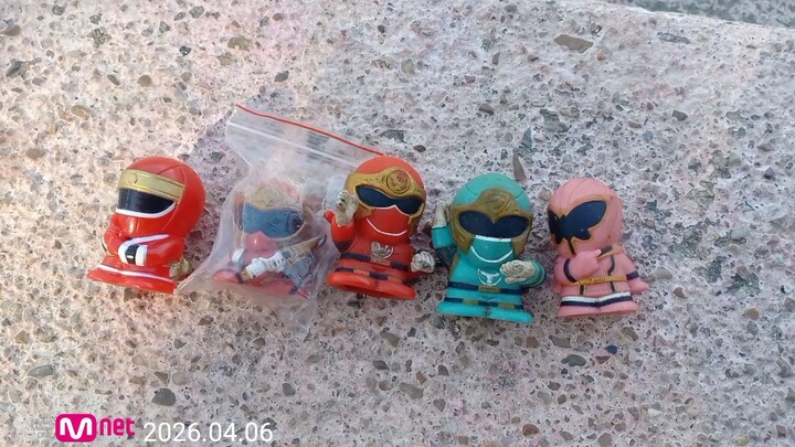 Có 5 mô hình Super Sentai cao 3 inch từ những năm 2000.