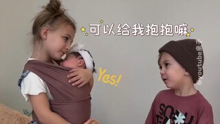 BB在姐姐怀里睡得很安稳~~