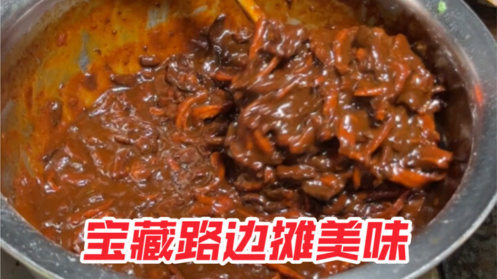 Awalnya mau pesan nasi goreng… tapi nggak kuat sama godaan mi goreng daging cincang ala Jin Jiang! Y