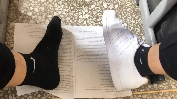 Tidur sebentar, sepatunya hilang