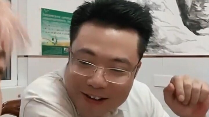 Tôi Bị Streamer Vây Quanh