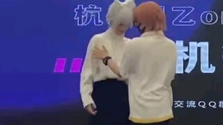 找不到设计师被迫跟情敌一起跳舞，狐狐表示没什么意思，随便动动