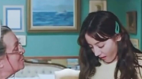 Bà của Reba, người đã ở bên cô một thời gian ngắn, đã tặng cô một chiếc nhẫn có tuổi đời hàng thế kỷ