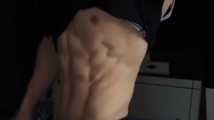 انظر إلى عضلات القرش على جانبي عضلات البطن؛ رغم صعوبة تدريبها، إلا أن مظهرها البصري رائع!