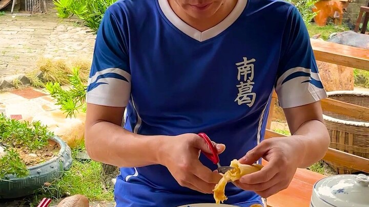 Lại là một ngày bình thường! Trời lạnh, chỉ đơn giản ăn một bát bồ câu tiềm hoa giáp yến; đã bao lâu