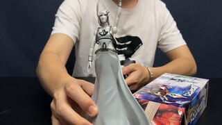 The guy spent 782 yuan to buy an Ultraman figure, and only after reading the genuine version did he 